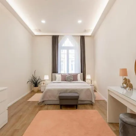 Cozy Luxe Hideaway In Budapest's Heart W Bathtub *