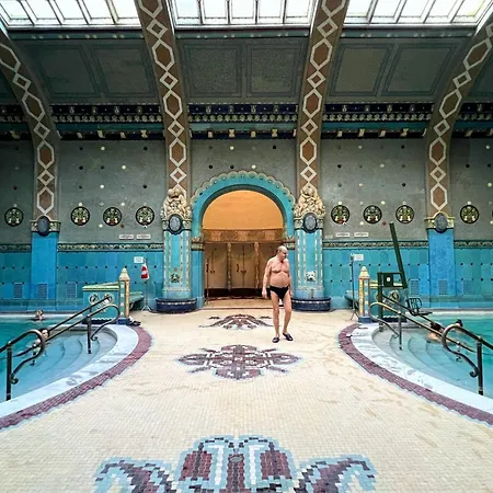 Cozy Luxe Hideaway In Budapest's Heart W Bathtub Budapest