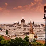 Cozy Luxe Hideaway In Budapest's Heart W Bathtub *