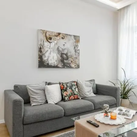 Cozy Luxe Hideaway In Budapest's Heart W Bathtub Apartament *