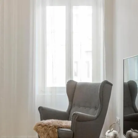 Cozy Luxe Hideaway In Budapest's Heart W Bathtub Budapeszt