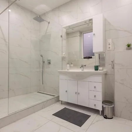 Cozy Luxe Hideaway In Budapest's Heart W Bathtub * Budapeszt