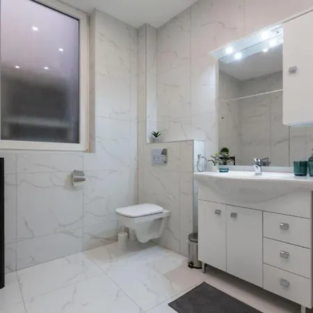 Cozy Luxe Hideaway In Budapest's Heart W Bathtub *