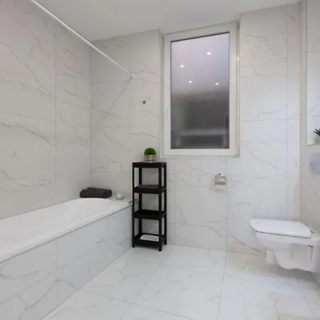 Cozy Luxe Hideaway In Budapest's Heart W Bathtub Apartament