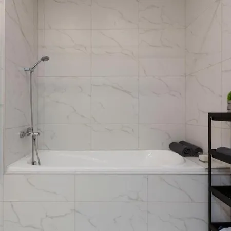 Cozy Luxe Hideaway In Budapest's Heart W Bathtub Apartament
