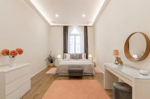 Cozy Luxe Hideaway In Budapest's Heart W Bathtub Apartament *