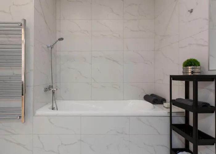 Cozy Luxe Hideaway In Budapest's Heart W Bathtub Appartement