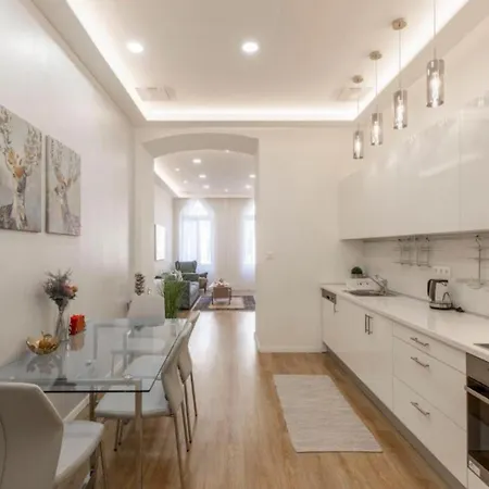 Apartamento Cozy Luxe Hideaway In Budapest's Heart W Bathtub Budapeste