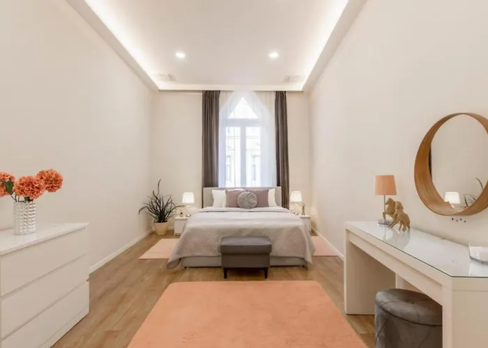 Cozy Luxe Hideaway In Budapest's Heart W Bathtub *