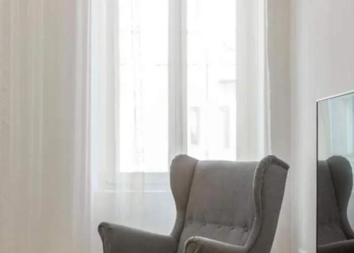Cozy Luxe Hideaway In Budapest's Heart W Bathtub Budapest